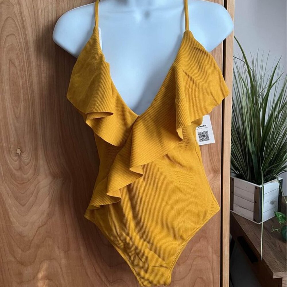 CUPSHE Women's V Neck Ruffled One Piece Swimsuit Yellow Medium